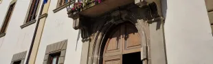 Bandiere a lutto sul palazzo Sansoni Trobetta, sede del Municipio di Pontassieve
