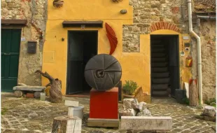 dal 28 maggio al 2 giugno 2025 lo storico complesso delle Gualchiere di Remole accoglie la mostra “Il fiume, la pietra, il gesto”, un evento che intreccia arte contemporanea, memoria del territorio e restituzione storica.