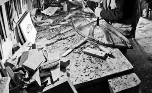 dal 28 maggio al 2 giugno 2025 lo storico complesso delle Gualchiere di Remole accoglie la mostra “Il fiume, la pietra, il gesto”, un evento che intreccia arte contemporanea, memoria del territorio e restituzione storica.