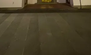 Invenzioni dorate porta chiesa