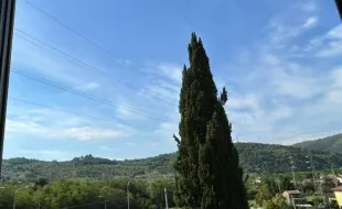Valdisieve: energia, elicottero in volo sopra le linee elettriche per check-up aereo
