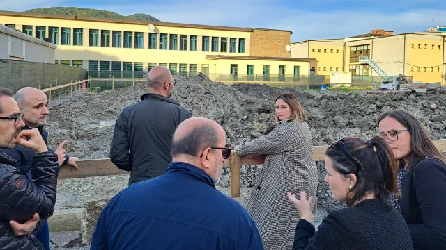 Palestra scuola Calvino, lavori in corso. La Giunta in visita al cantiere.  