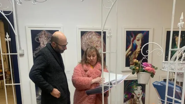 Il Sindaco Carlo Boni visita l’atelier dell’artista Emanuela Simoncini. Pontassieve, 13 febbraio 2025