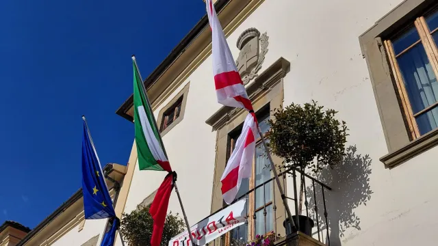 Bandiere a lutto sul palazzo Sansoni Trobetta, sede del Municipio di Pontassieve