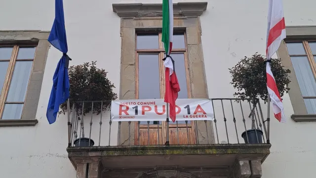 In occasione del Giorno del Ricordo, le bandiere del Palazzo comunale sono state listate a lutto