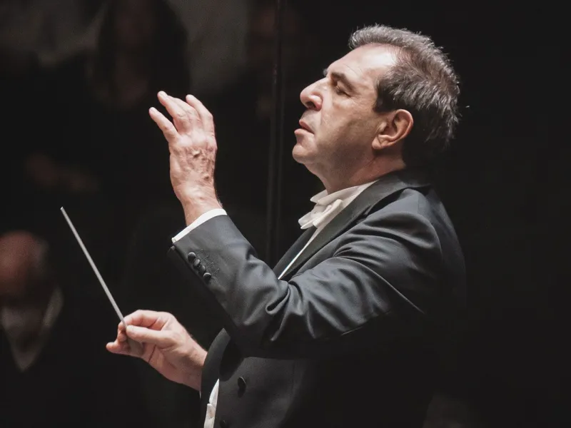 Dirige il concerto il Maestro Daniele Gatti.