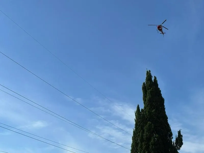 Valdisieve: energia, elicottero in volo sopra le linee elettriche per check-up aereo